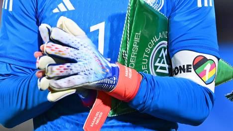 Die Binden-Frage bei der DFB-Elf ist vorbei! Die Nationalmannschaft spielt auf dem Weg zur Heim-EM 2024 wieder mit einer Kapitänsbinde in Deutschland-Farben. 