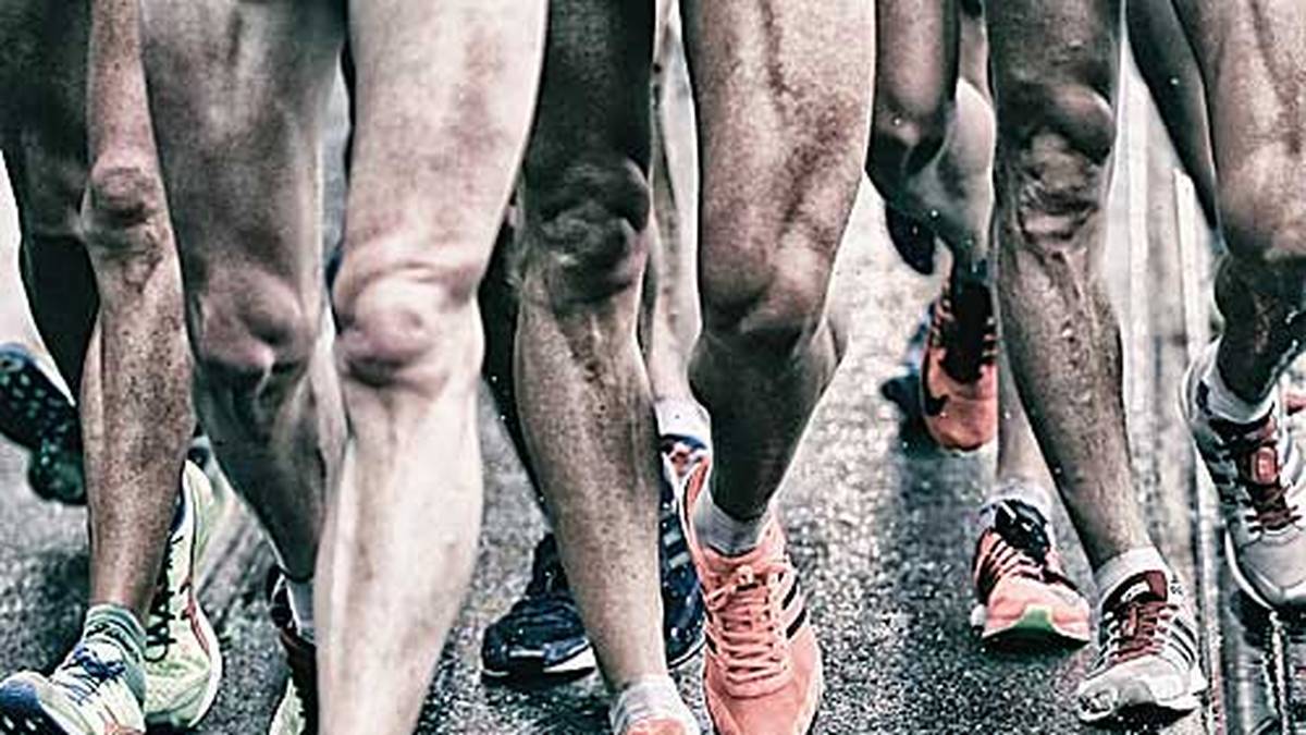 Viele Füße, ein Ziel: Die Geher lassen sich von den nassen und rutschigen Bedingungen nicht aus der Ruhe bringen und laufen unbeirrt weiter