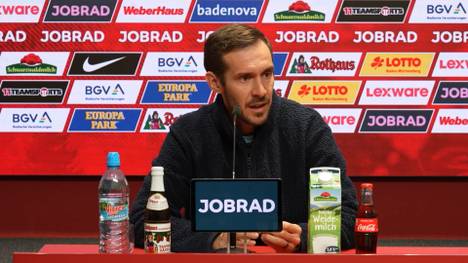 Freiburg-Trainer Julian Schuster ist auf der Pressekonferenz wegen der anstehenden Bundestagswahl deutlich geworden.