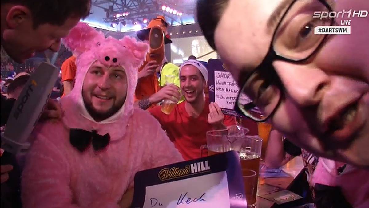 Die Stimmung ist sowieso mal wieder prächtig im Ally Pally. Das finden auch diese Jungs aus dem wunderschönen Bückeburg in Niedersachsen im Schweinekostüm