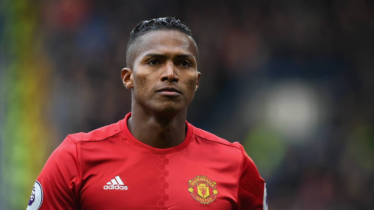 ANTONIO VALENCIA (Manchester United): Der Mann aus Ecuador ist inzwischen ein Urgestein beim englischen Rekordmeister und noch immer ein Leistungsträger. Erst im November gewann er Uniteds internen Spieler-des-Monats-Award. Im Sommer wäre der 31-Jährige ablösefrei, doch der Verein würde ihn gerne halten 