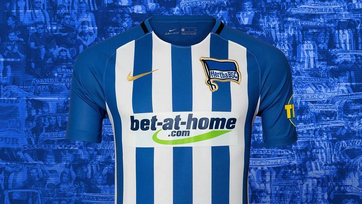 HERTHA BSC: Der Hauptstadt-Klub startet 2017/18 in eine Jubiläums-Saison. Neben den klassischen weiß-blauen Längsstreifen repräsentiert das golden umrandete Logo das 125. Jahr des Bestehens