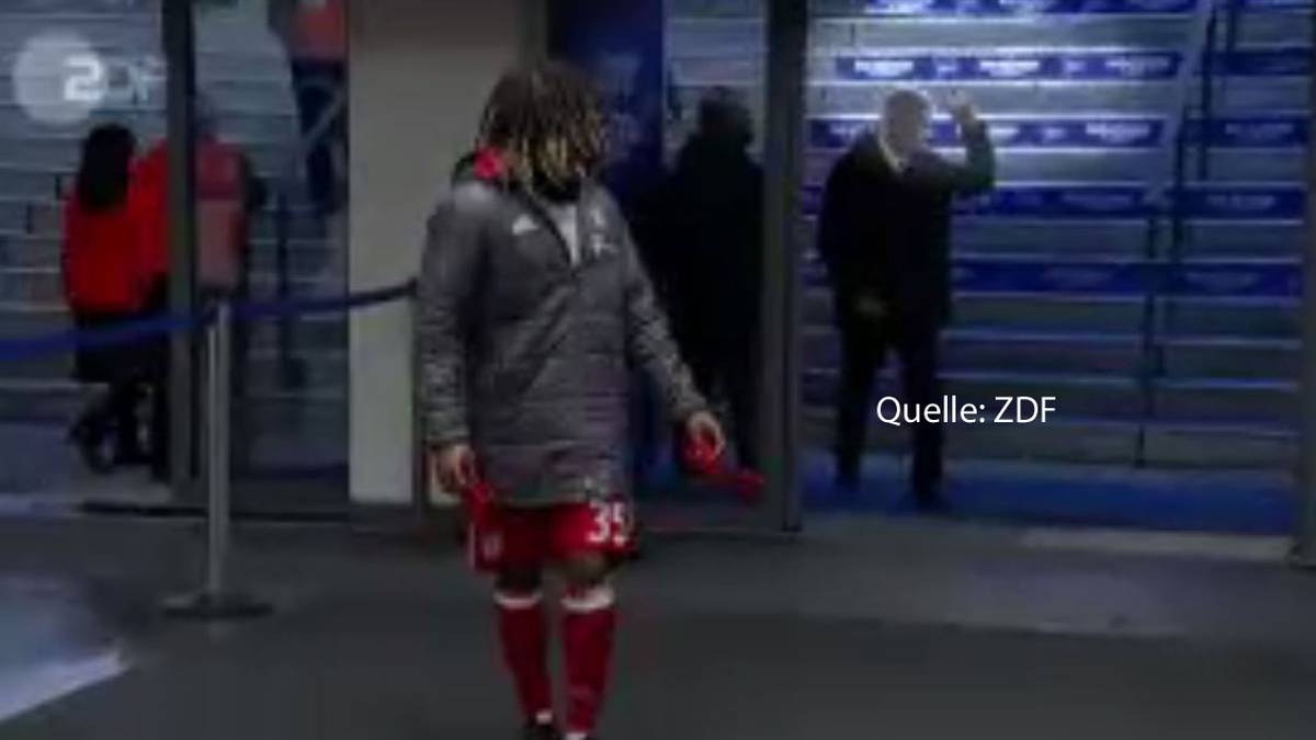 CARLO ANCELOTTI: Nach dem Spiel gegen Hertha BSC im Februar wurde der Bayern-Coach von der Tribüne aus angespuckt - und zeigte dem Angreifer den Stinkefinger