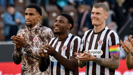 Die Zeichen zwischen dem FC St. Pauli und Aufstiegsheld Oladapo Afolayan stehen auf Trennung. Auch die Zukunft von Eric Smith scheint ungewiss.