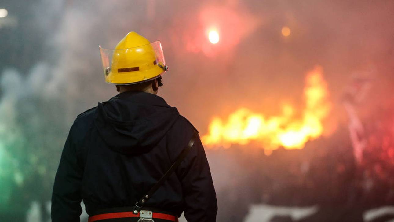 Stadion in Flammen: Derby eskaliert