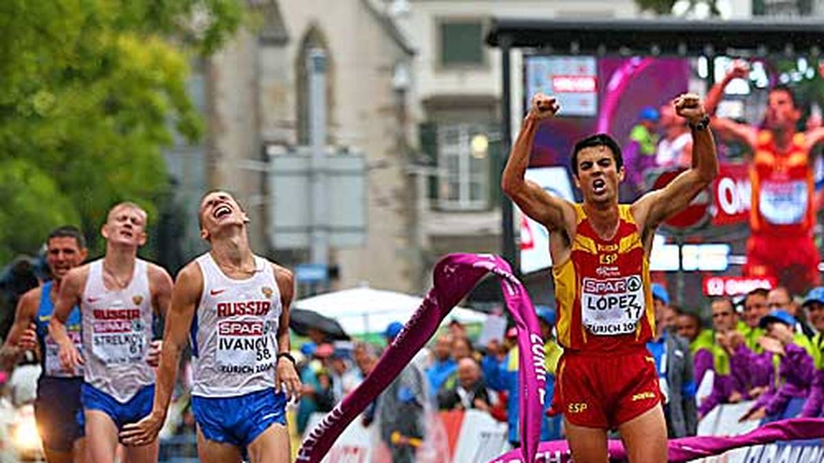 Des einen Freud, ist des anderen Leid: Miguel Angel Lopez (r.) überquert die Ziellinie beim 20km Gehen als Erster und reist die Arme vor Freude hoch. Topfavorit Aleksandr Ivanov (Mitte) kann nicht glauben, dass er geschlagen ist 