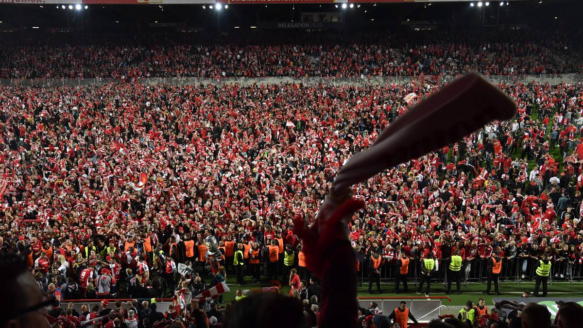 Ein atemberaubender Anblick: Kein Zentimeter Rasen ist mehr zu sehen, als in Berlin die Party losbricht