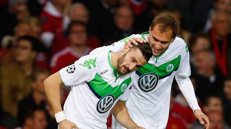 Daniel Caligiuri und Bas Dost jubeln in den aktuellen Wolfsburger Trikots