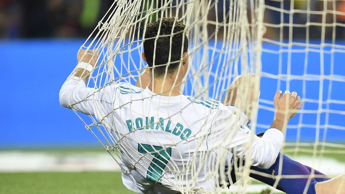 Cristiano Ronaldo bringt den Ball und sich selbst im Netz unter...