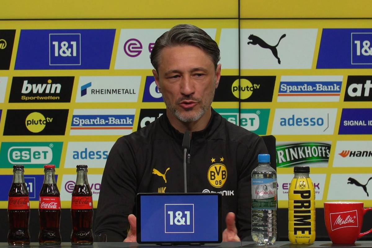 BVB-Trainer Niko Kovac wird gefragt, ob er auf der Pressekonfrenz gefragt, ob abergläubig ist und ob er einen Pullover tragen wird, weil er bisher Glück gebracht hat.