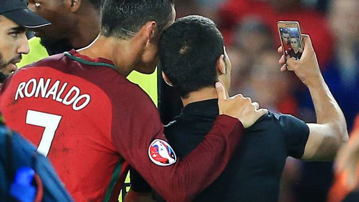 Ein kleines Highlight gibt es dann aber doch noch nach Schlusspfiff. Ein Ronaldo-Fan schafft es tatsächlich auf den Platz und wünscht sich nichts mehr als ein Selfie mit seinem Idol