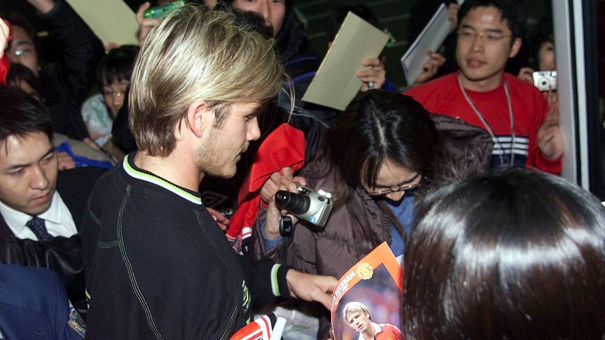 Wo der "Spice Boy" Beckham damals auch auftaucht, die Fans sind schon da - der Fußballer wird zum Popstar