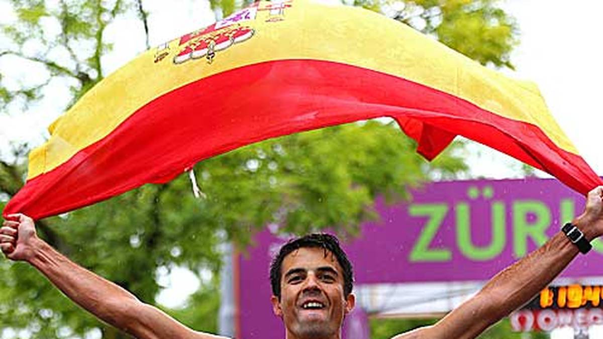 Die Heimatflagge darf beim Jubeln auch nicht fehlen. Das Finish war aber so knapp, dass der Spanier Lopez erst nach der Ziellinie zur Flagge greift