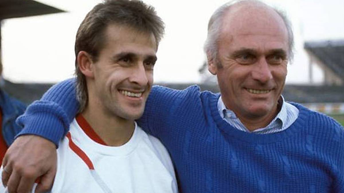Legenden unter sich: Pierre Littbarski (l.) und Latteks blauer Glücks-Pullover, den er 16 ungeschlagene Spiele lang immer trug und dazwischen nach eigenen Angaben in einem Tresor lagerte