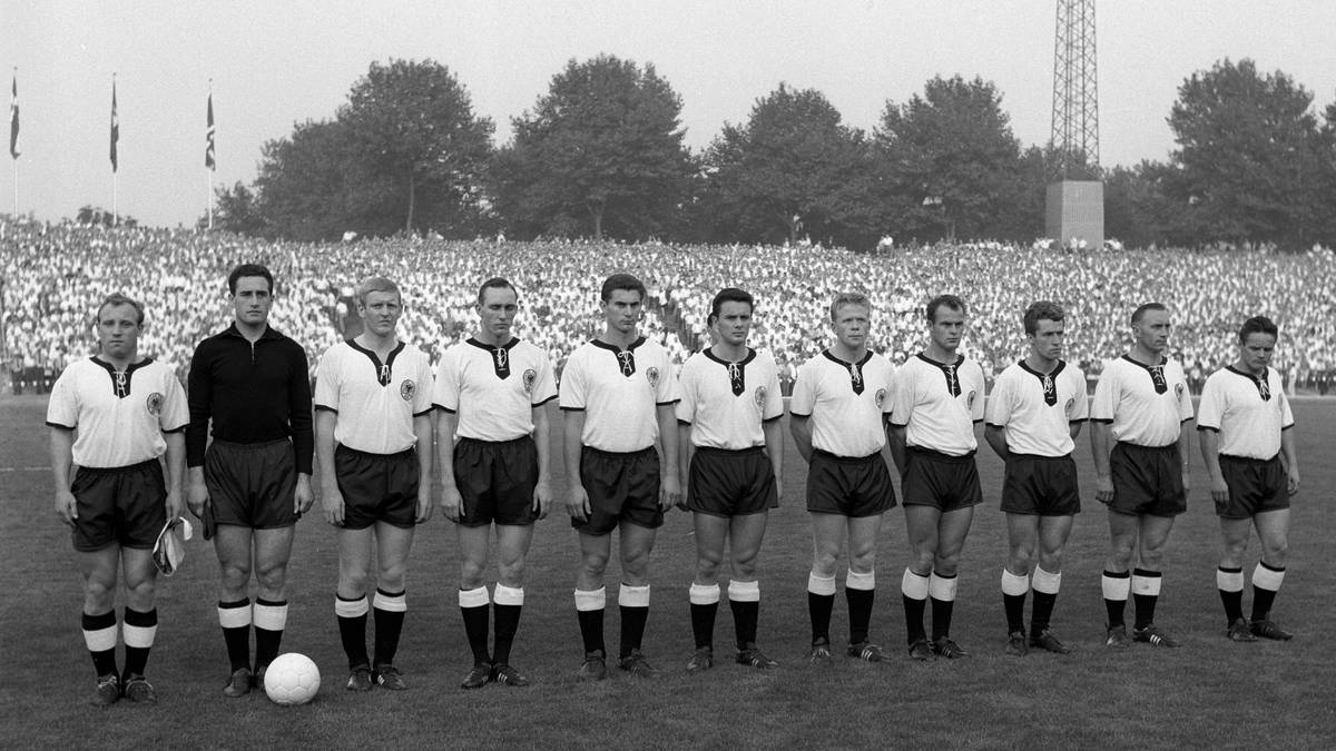 1961 gehört Seeler nicht nur in Hamburg, sondern auch in der Nationalmannschaft zu den absoluten Führungsspielern. Logischer nächster Schritt: Gegen Dänemark führt er das deutsche Team erstmals als Kapitän aufs Feld - und legt in seiner neuen Rolle gleich einen Hattrick hin. Noch im Team (v.l.n.r.): Uwe Seeler, Hans Tilkowski, Karl Heinz Schnellinger, Willi Schulz, Ferdinand Wenauer, Hans Nowak, Helmut Haller, Willi Giesemann, Günter Herrmann, Richard Kreß, Albert Brülls
