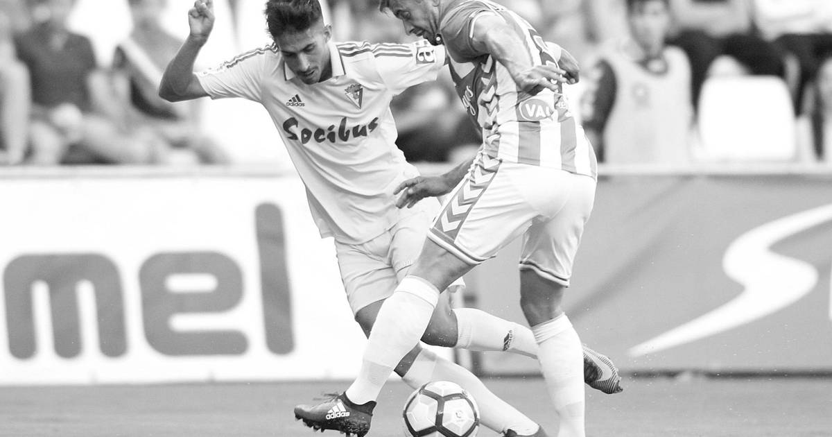 サッカーはニコ・ヒダルゴを嘆きます