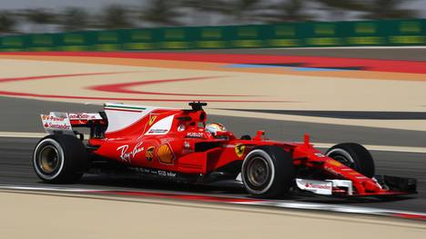 Sebastian Vettel in seinem roten Ferrari