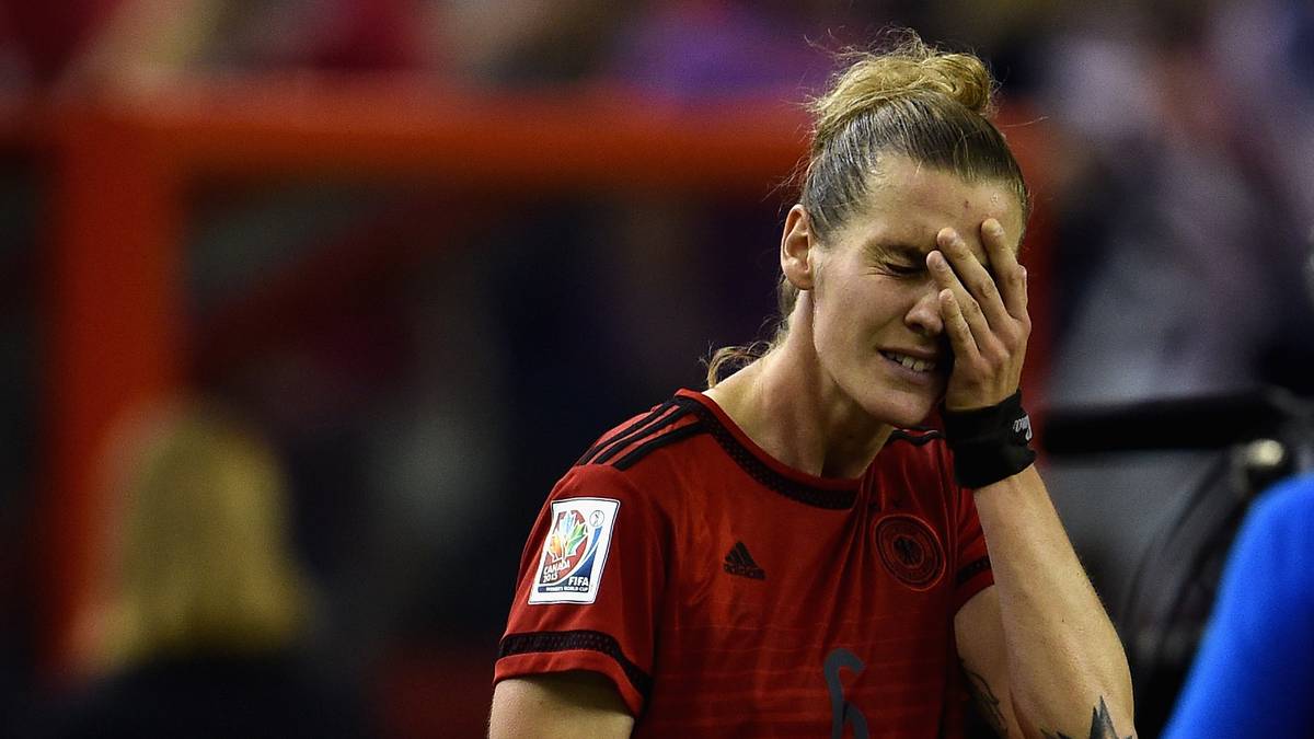 SIMONE LAUDEHR: Begann wie aufgedreht, zeigte sich laufstark und entschlossen und war in der ersten Halbzeit noch die Beste aus dem Offensivquartett. Doch im Kombinationsspiel ging auch bei ihr zu viel daneben. SPORT1-Note: 3,5
