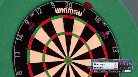 Sebastian Bialecki kontert einen 0:2 Rückstand in Sätzen gegen Stephen Bunting und gleicht aus. Im entscheidenden Satz wirft er aus Versehen auf das falsche Doppelfeld, jedoch ohne Folgen.