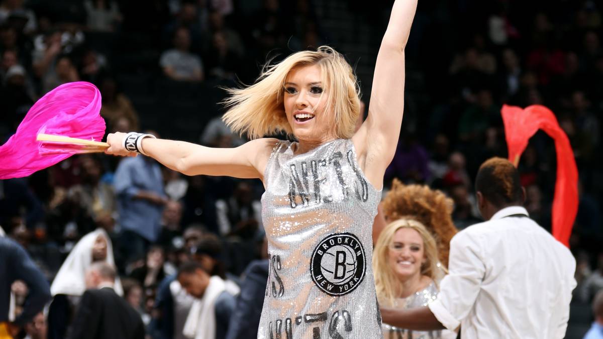 31. März: Die Brooklyn Nets Dancers bitten zum Ost-Duell mit den Indiana Pacers und dirigieren die Massen im Barclays Center. Alles tanzt nach ihrer Pfeife...