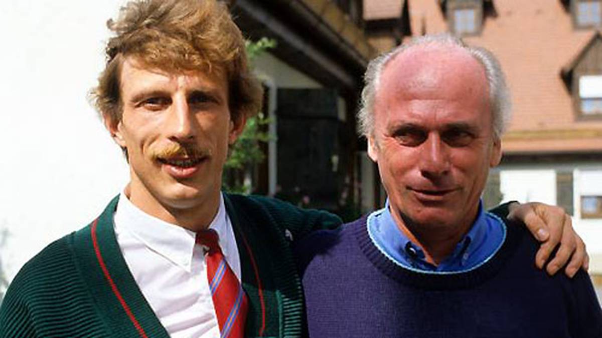 Neben dem Pulli blieben aus Latteks zwei Amtszeiten - 1987/88 und 1990 bis 1992 - vor allem auch seine öffentliche Kritik an den Trainern in Erinnerung. Mit Christoph Daum lief es jedenfalls nicht so harmonisch wie es hier aussieht