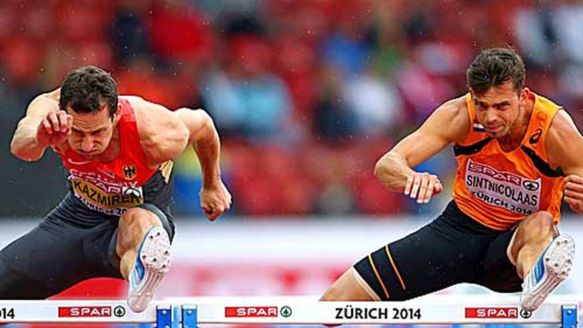 Kopf-an-Kopf-Duell: Kai Kazmirek und Eelco Sintnicolaas fliegen über die Hürden beim sechsten Wettkampf der Zehnkämpfer