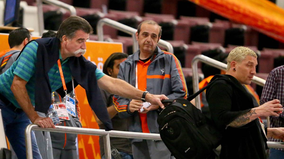 Hier geblieben! Der ehemalige Nationaltrainer Heiner Brand versucht seinem Ex-Spieler und SPORT1-Experten Stefan Kretzschmar den Rucksack von der Schulter zu ziehen...