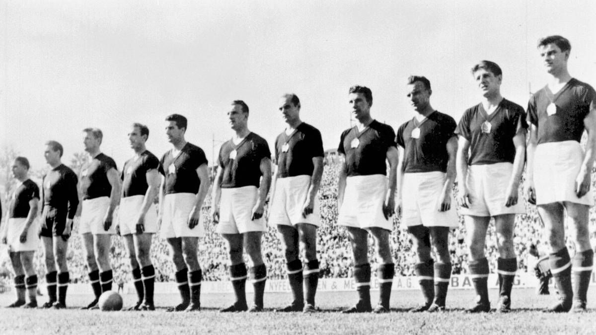 UNGARN 1954: Als einer der größten Favoriten der WM-Geschichte scheitern die Ungarn im legendären Finale von Bern an Deutschland. Die Magyaren sind zwischen dem 14. Mai 1950 und dem 4. Juli 1954 in 32 Pflichtspielen in Folge unbesiegt...