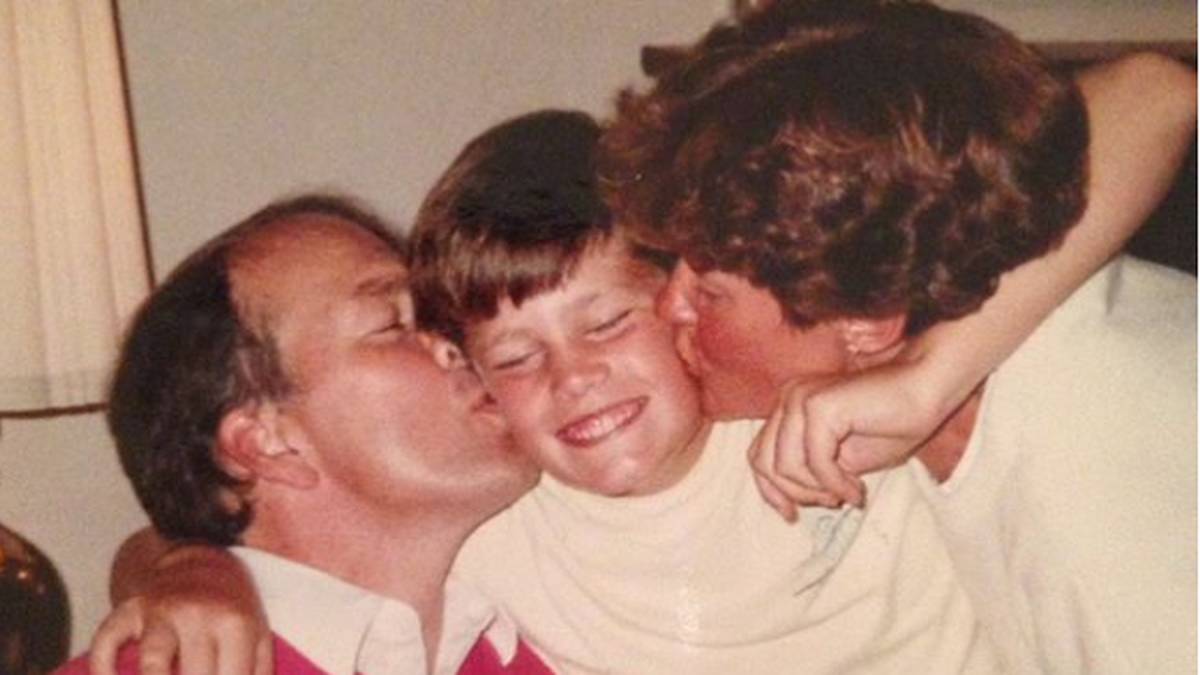 Mit seinem Vater Thomas, der eine Versicherungsfirma besitzt, besucht er als Kind stets Spiele der San Francisco 49ers. Quarterback Joe Montana wird sein Vorbild