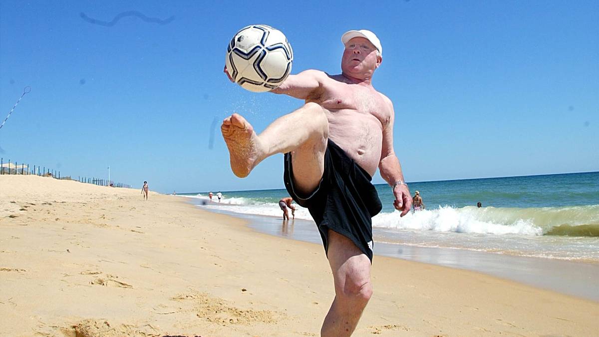 Einmal Stürmer immer Stürmer: Auch im hohen Alter ist Seeler nicht vom Ball zu trennen