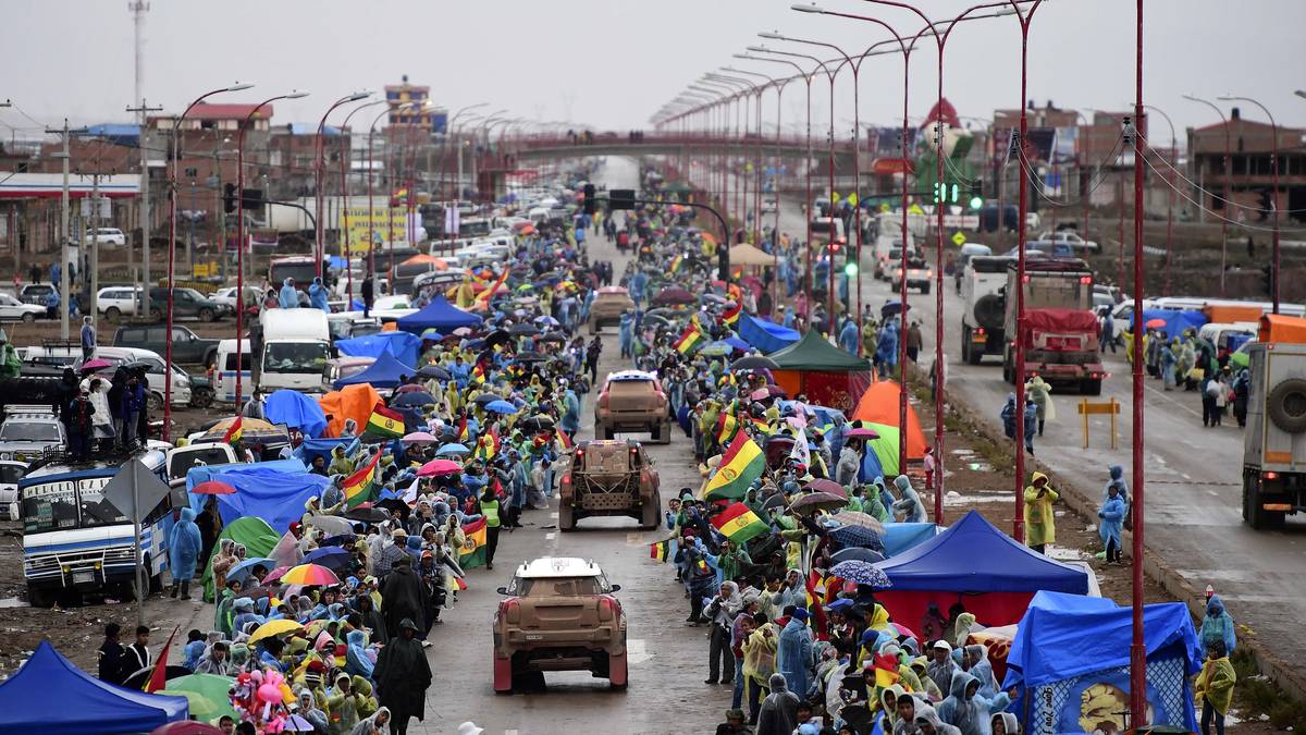 Nach dem Ende der fünften Etappe stehet die Fans in der bolivischen Stadt Oruro Spalier für die Fahrzeuge