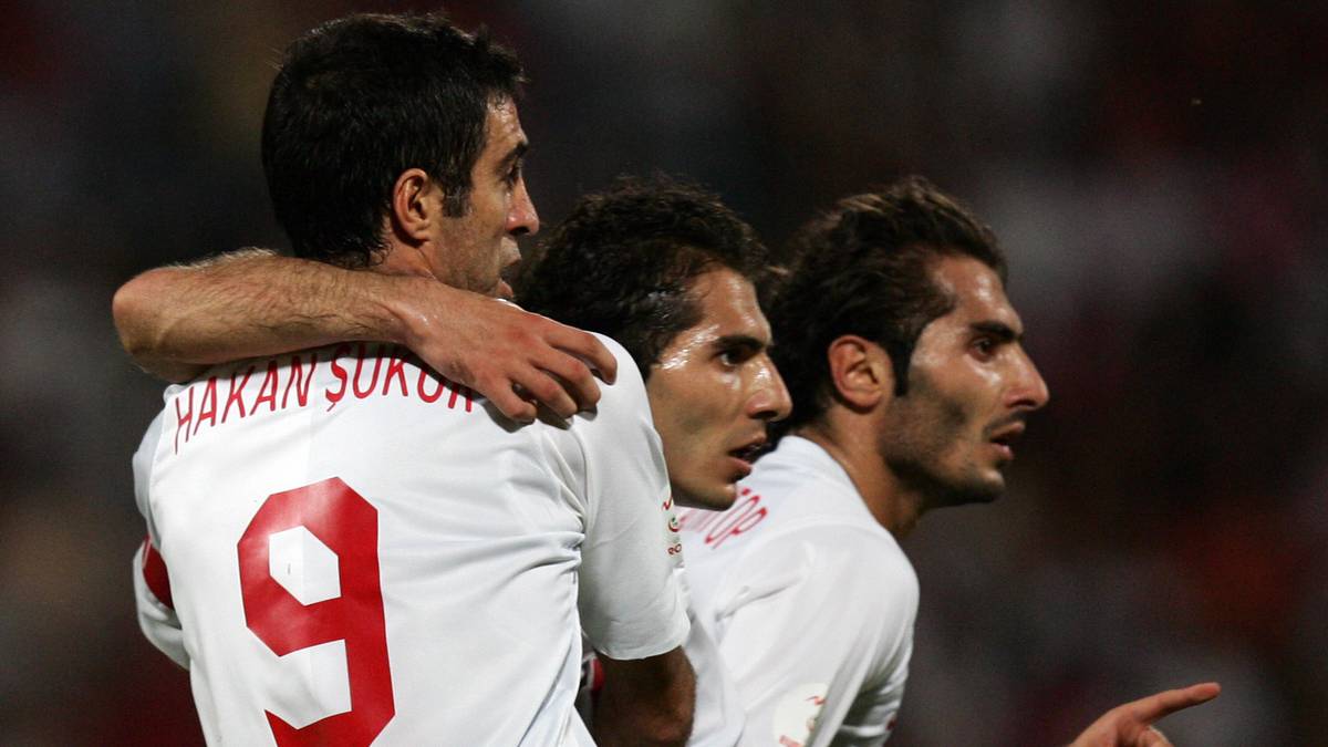 HAMIT (M.) und HALILI ALTINTOP (r.) waren damals wohl die bekanntesten Deutsch-Türken im Fußball. Die beiden gebürtigen Gelsenkirchener wurden bei Schalke 04 und Kaiserslautern zu Bundesligaspielern und waren auch beim DFB begehrt. Letztlich setzten die beiden Zwillinge aber ihre Karriere in den türkischen Auswahlteams fort und kommen auf zusammen 120 Länderspiele