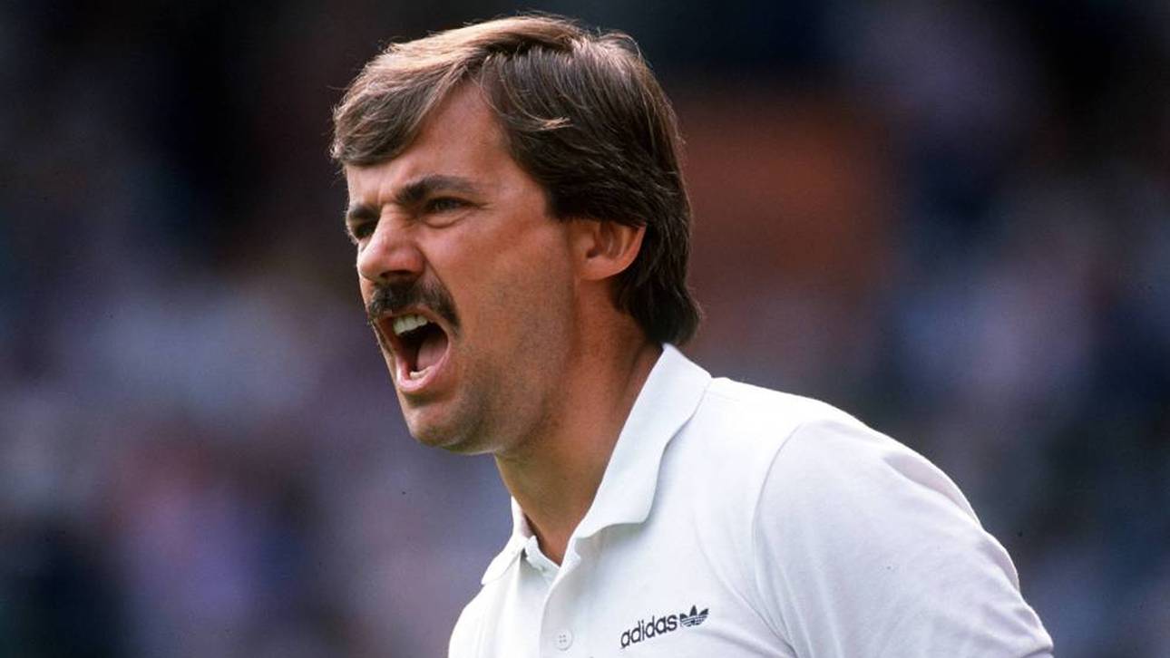 Reinhard Saftig gibt Anweisungen in seiner Rolle als BVB-Trainer