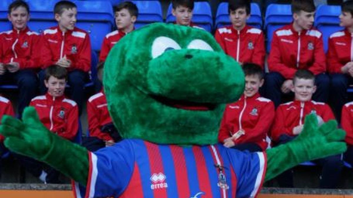 Einen ganz besonderen Glücksbringer präsentierte der schottische Verein Inverness CT seinen Anhängern - mit einer Neuschöpfung des sagenumwobenen See-Ungeheuers Nessi 