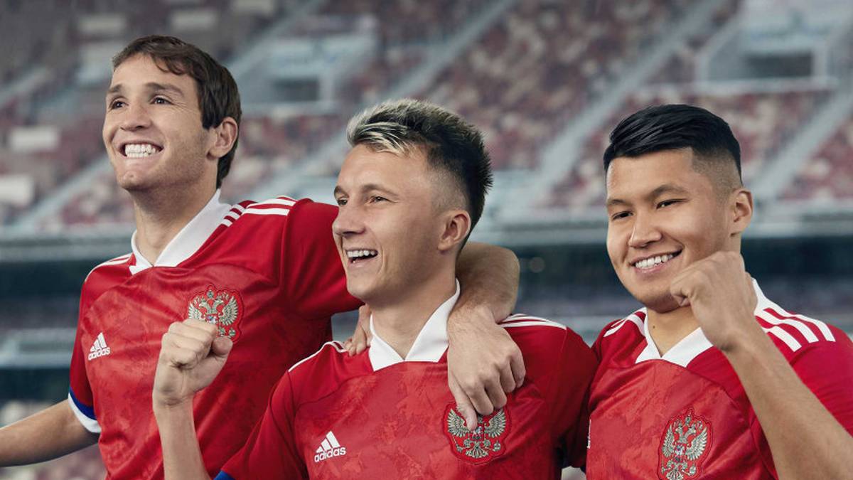 RUSSLAND: Das neue Trikot der Russen besticht durch die kräftigen Farben, die die Flagge des Landes wieder aufgreifen - so weit der Plan. Allerdings sind die Farben an den Ärmeln in der Reihenfolge Rot-Blau-Weiß angeordnet