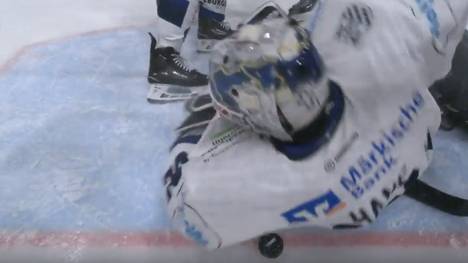 Die Schwenniger Wild Wings besiegen die Iserlohn Roosters klar. Ein Goalie steht dabei im Mittelpunkt mit einer unglaublichen Tat. 