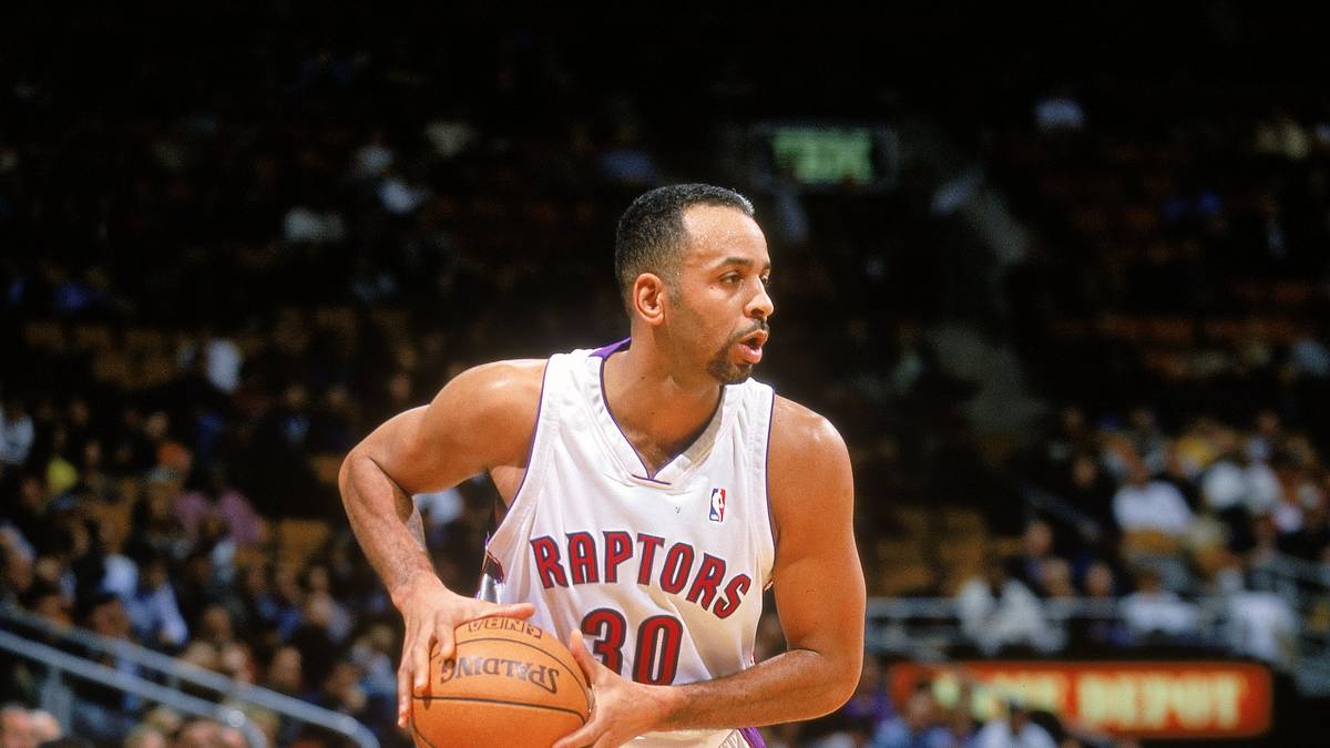 CURRYS BEZIEHUNG ZU TORONTO: Die Familie Curry hat ein ganz besonderes Verhältnis zu der kanadischen Stadt. Vater Dell (im Bild) verbrachte drei Jahre seiner Karriere bei den Raptors und auch Sohn Steph sorgte an der Middle School in Toronto für Aufsehen. Currys Ehefrau Ayesha wuchs in der Metropole sogar auf