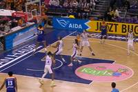 Die Rostock Seawolves feiern einen deutlichen 102:74-Heimsieg gegen BG Göttingen. Auf dem Weg zu diesem Kantersieg legen sie einen herrlichen Alley-Oop aufs Partkett.