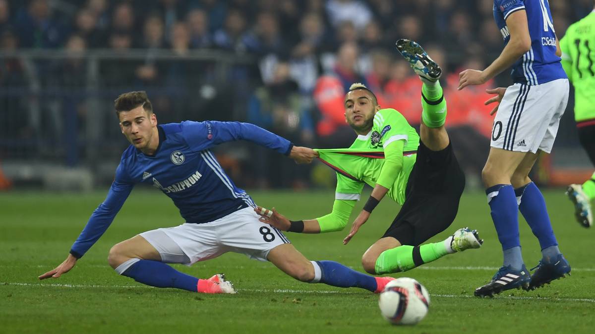 Im Mittelfeld kommt es zum harten Duell zwischen Leon Goretzka (l.)  und Hakim Ziyech 