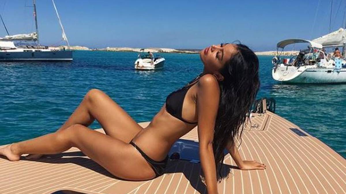 Obwohl die beiden nie öffentlich Zärtlichkeiten austauschen, heizt besonders eine Beobachtungen die Liebesgerüchte an. Ende Februar fliegen beide gemeinsam in Hamiltons Privatjet nach Barcelona. Bestimmt nicht nur, um ihr Spanisch aufzufrischen ... 