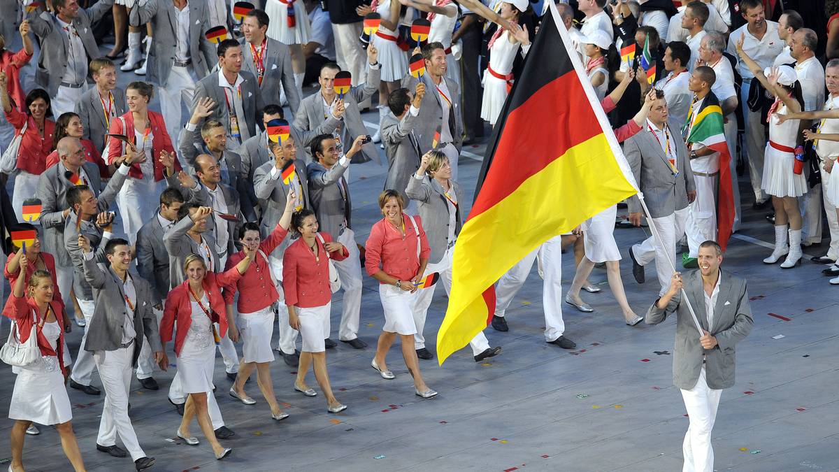 OLYMPIA: Und eine weitere Ehre, die ihn sehr freute: Bei den Olympischen Spielen in Peking (2008) führt Nowitzki die deutsche Mannschaft als Fahenträger ins Stadion. Sportlich läuft es zwar nicht gut für die Basketballer, aber diese Erinnerung bewegt ihn noch heute