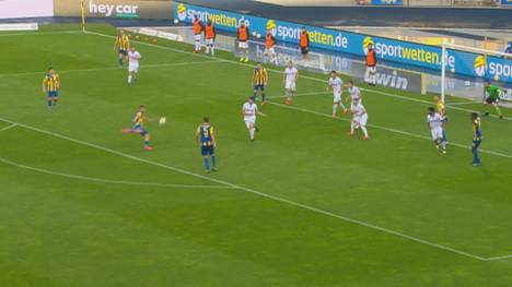 Eintracht Braunschweig hat mit einem hart erkämpften Sieg den Aufstieg in die 2. Bundesliga perfekt gemacht. Am vorletzten Spieltag schlägt der frühere deutsche Meister Waldhof Mannheim und hat nun uneinholbare vier Punkte Vorsprung auf den Relegationsplatz.