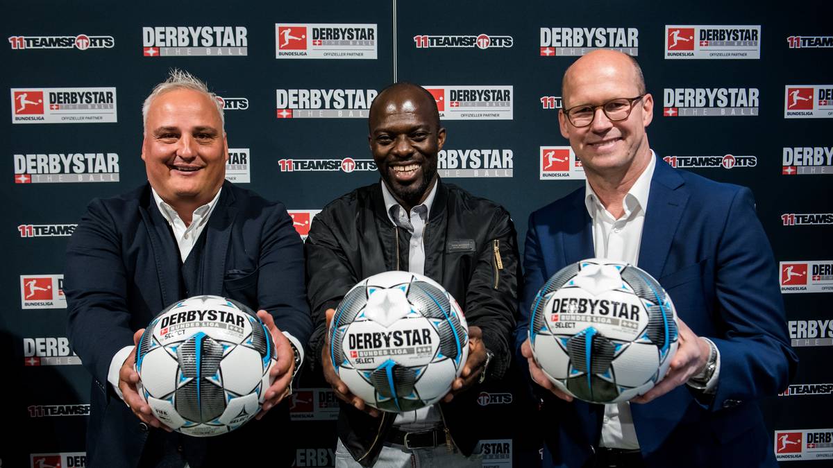 Der offizielle Spielball der Bundesliga und 2. Bundesliga für die kommende Saison ist am Freitag in Hamburg vorgestellt worden. Derbystar-GeschäftsleiterAndreas Filipovic, Ex-Fußballer Hans Sarpei, und Andreas Nagel, Direktor für Sport und Nachwuchs bei der DFL halten das Schmuckstück in ihren Händen