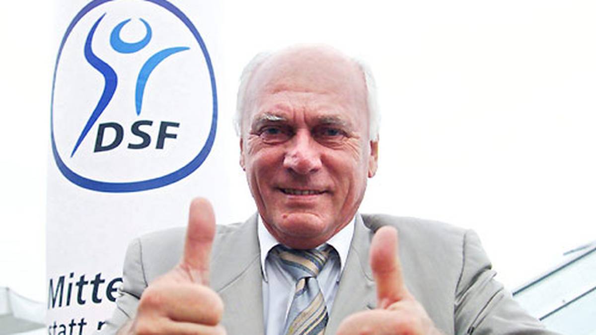 Nach seiner Trainerkarriere blieb Lattek als TV-Experte beim DSF - beziehungsweise später bei SPORT1 - präsent. Als Stammgast in der Talkrunde "Doppelpass" war er immer wieder für klare Worte gut