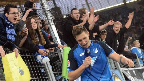 Niklas Süle feiert mit den Fans der TSG Hoffenheim