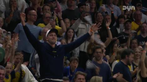 Im entscheidenden fünften Spiel der Halbfinalserie setzt sich ALBA Berlin gegen die NINERS Chemnitz durch. Ein Weltmeister-Duo feiert auf den Rängen mit.