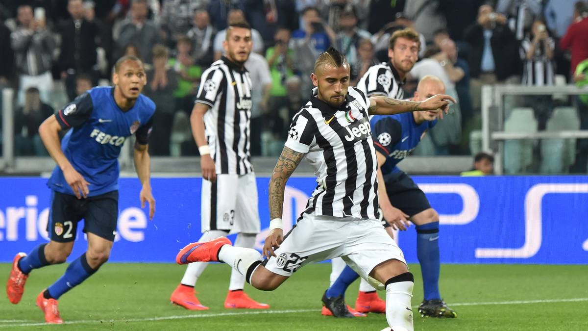 Das erste Tor des Abends fällt dann in Turin: Arturo Vidal trifft vom Punkt...