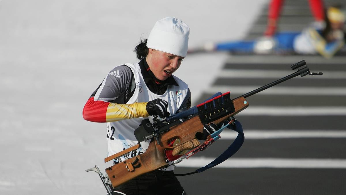 Den Grundstein für ihr großes Selbstvertrauen legt Dahlmeier 2011 beim in Liberec ausgetragenen European Youth Olympic Festival. Mit drei Siegen in drei Rennen schafft sie ein perfektes Ergebnis. Danach weiß die damals 17-Jährige, dass sie mit der Konkurrenz problemlos mithalten kann