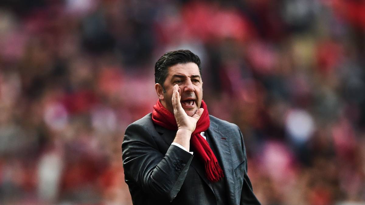 TRAINER: RUI VITORIA - Der 46-jährige Portugiese löste im Sommer 2015 Jorge Jesus ab, der nun Stadtrivale Sporting trainiert. Die Meisterschaft aber ging an Rui Vitoria und Benfica - genauso wie Ligapokal und Superpokal