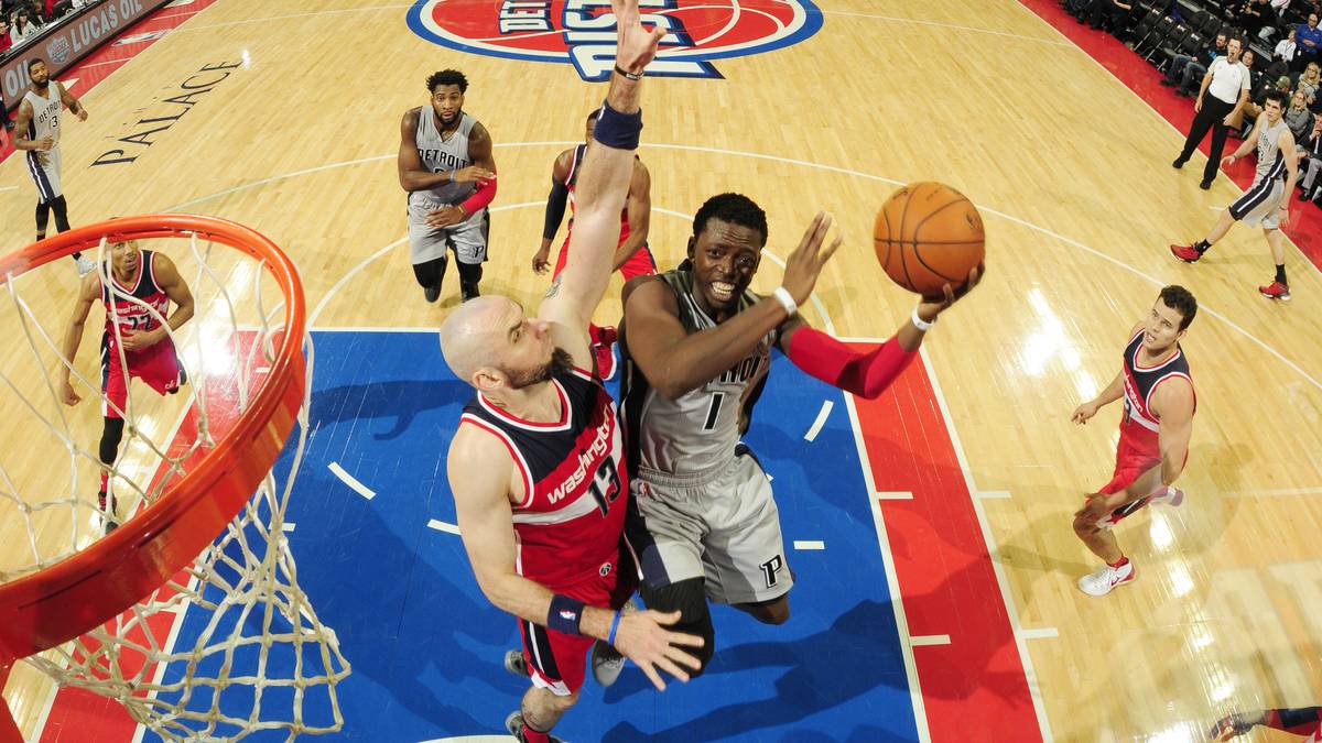Washingtons Marcin Gortat versucht, Reggie Jackson (Detroit Pistons) vom Korberfolg abzuhalten